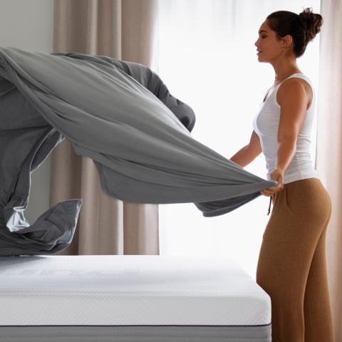 woman with softstretch sheets